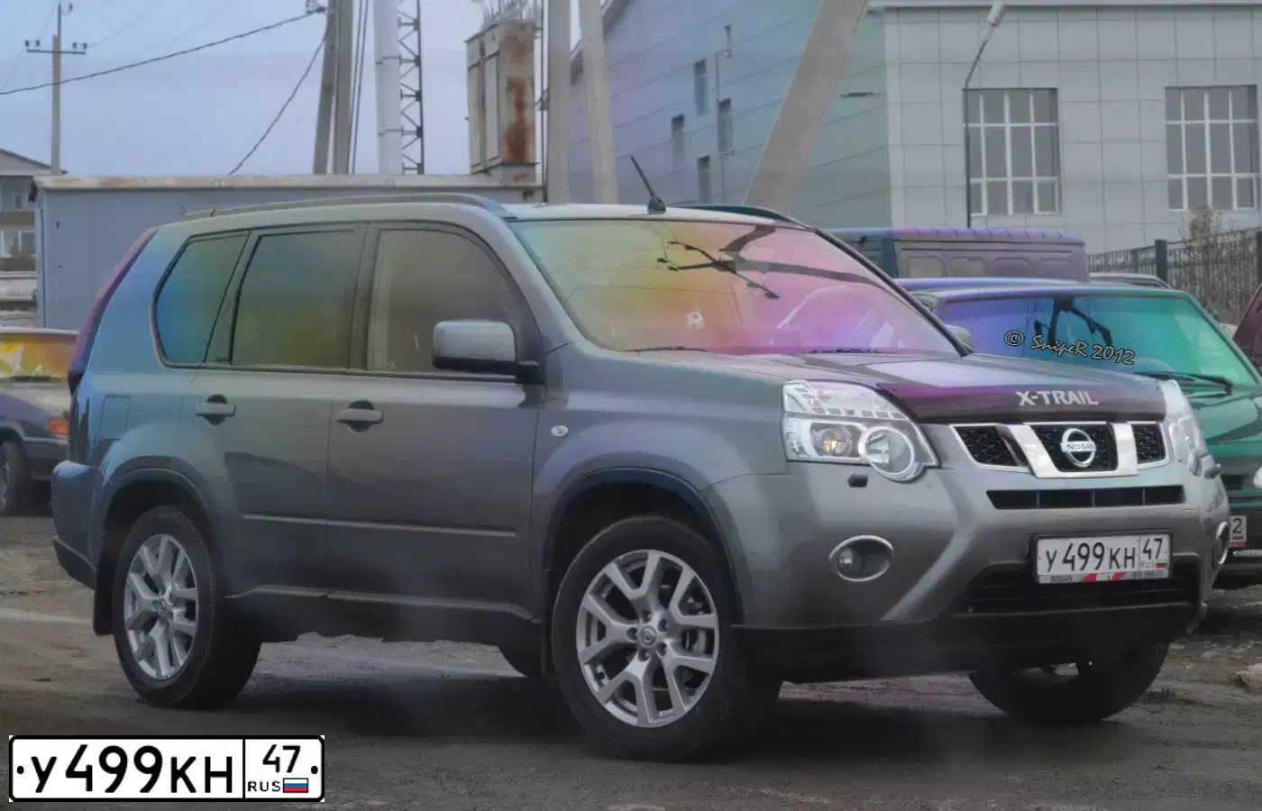 Фото автомобиля NISSAN X-TRAIL, 2011 — госномер У499КН47. Цвет: СЕРЫЙ