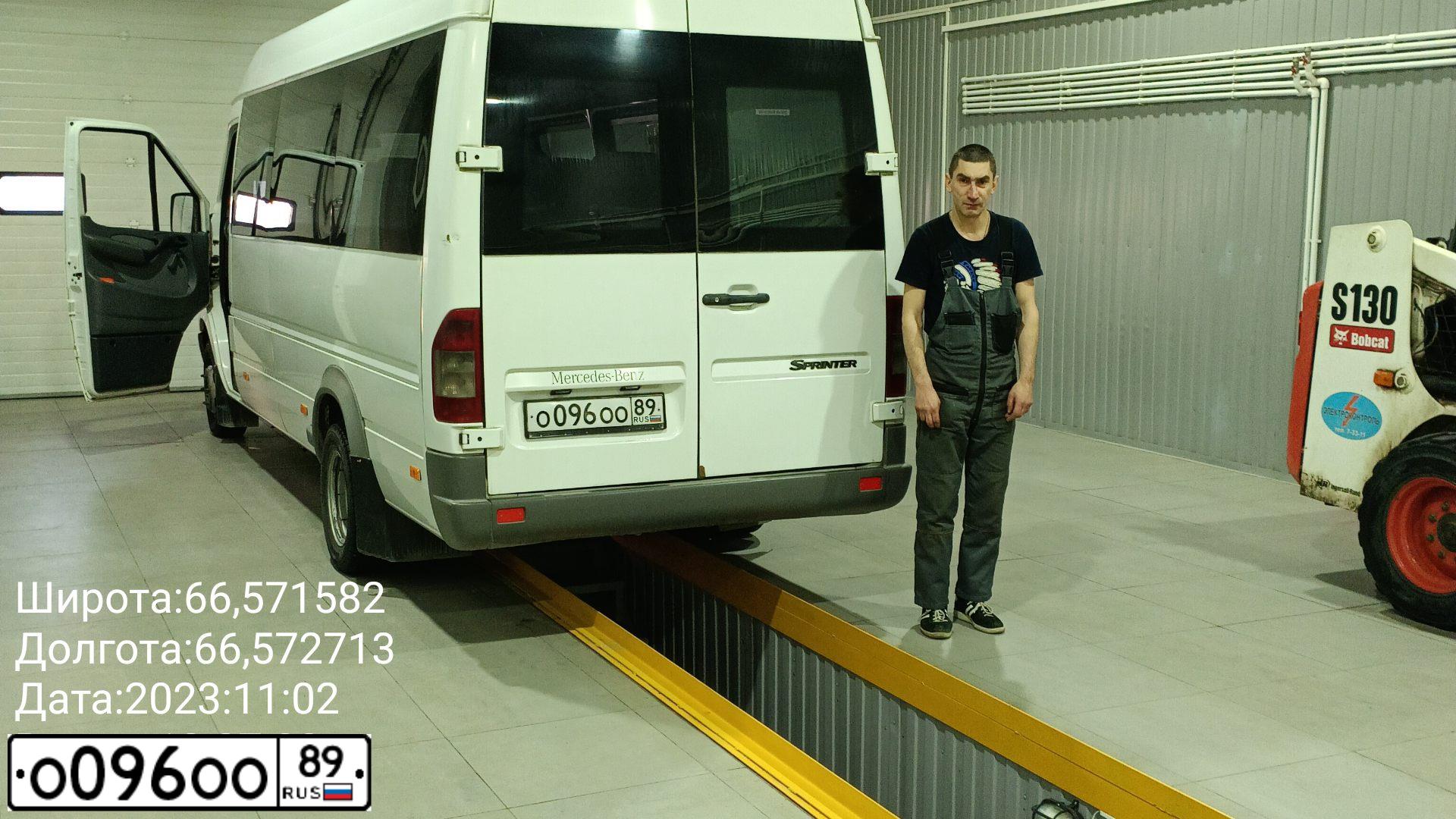 Фото автомобиля FORD TRANSIT, 2000 — госномер О096ОО89. Цвет: Темно-синий