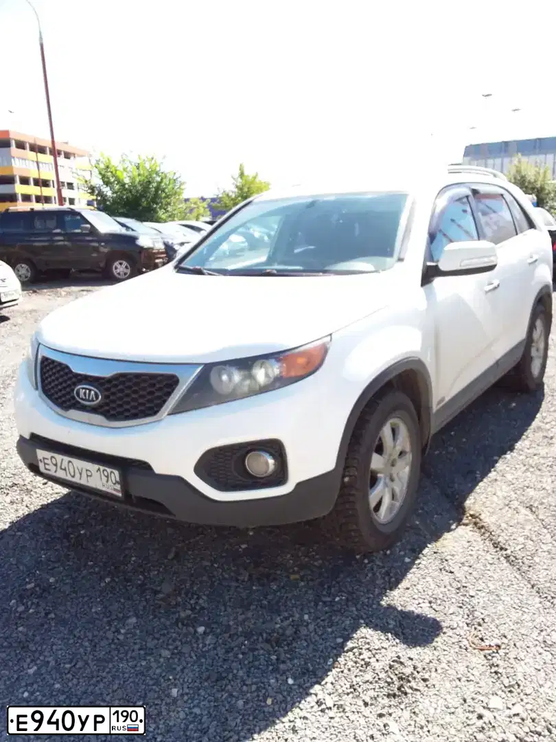 Фото автомобиля KIA SORENTO, 2012 — госномер О198КР76. Цвет: Белый