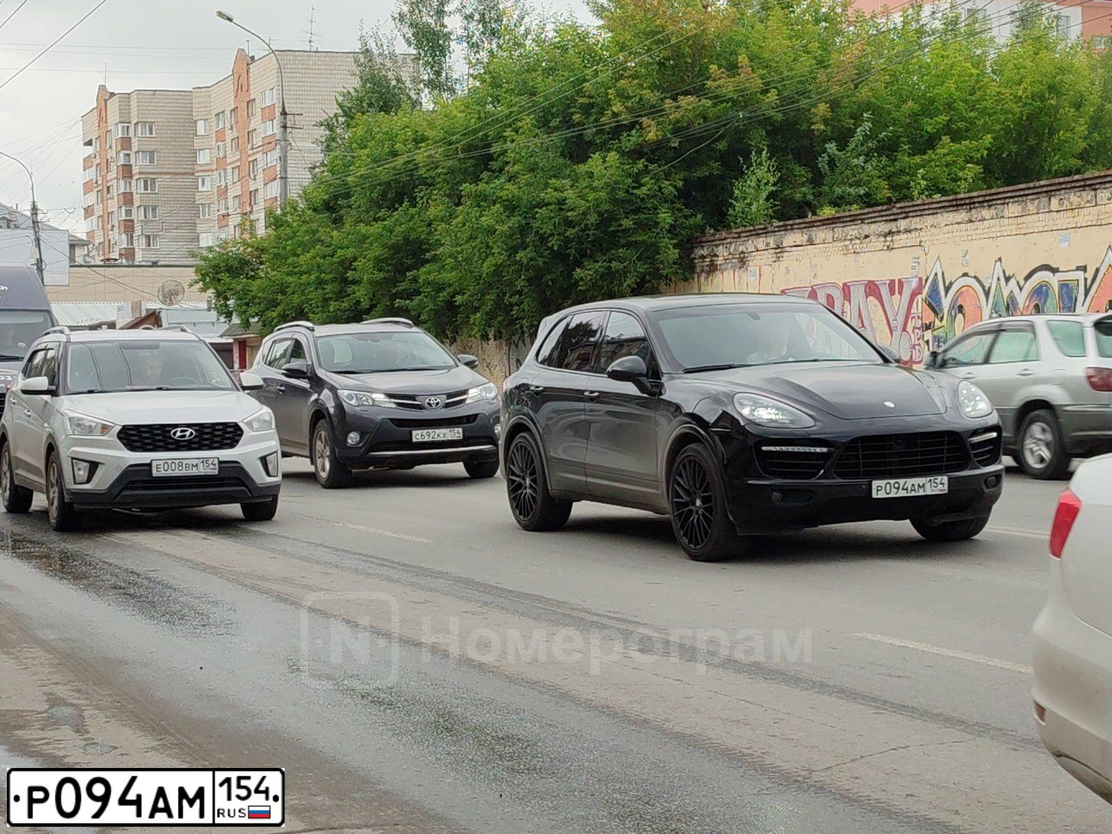 Фото автомобиля PORSCHE CAYENNE TURBO, 2010 — госномер Т822ТТ154. Цвет: ЧЕРНЫЙ