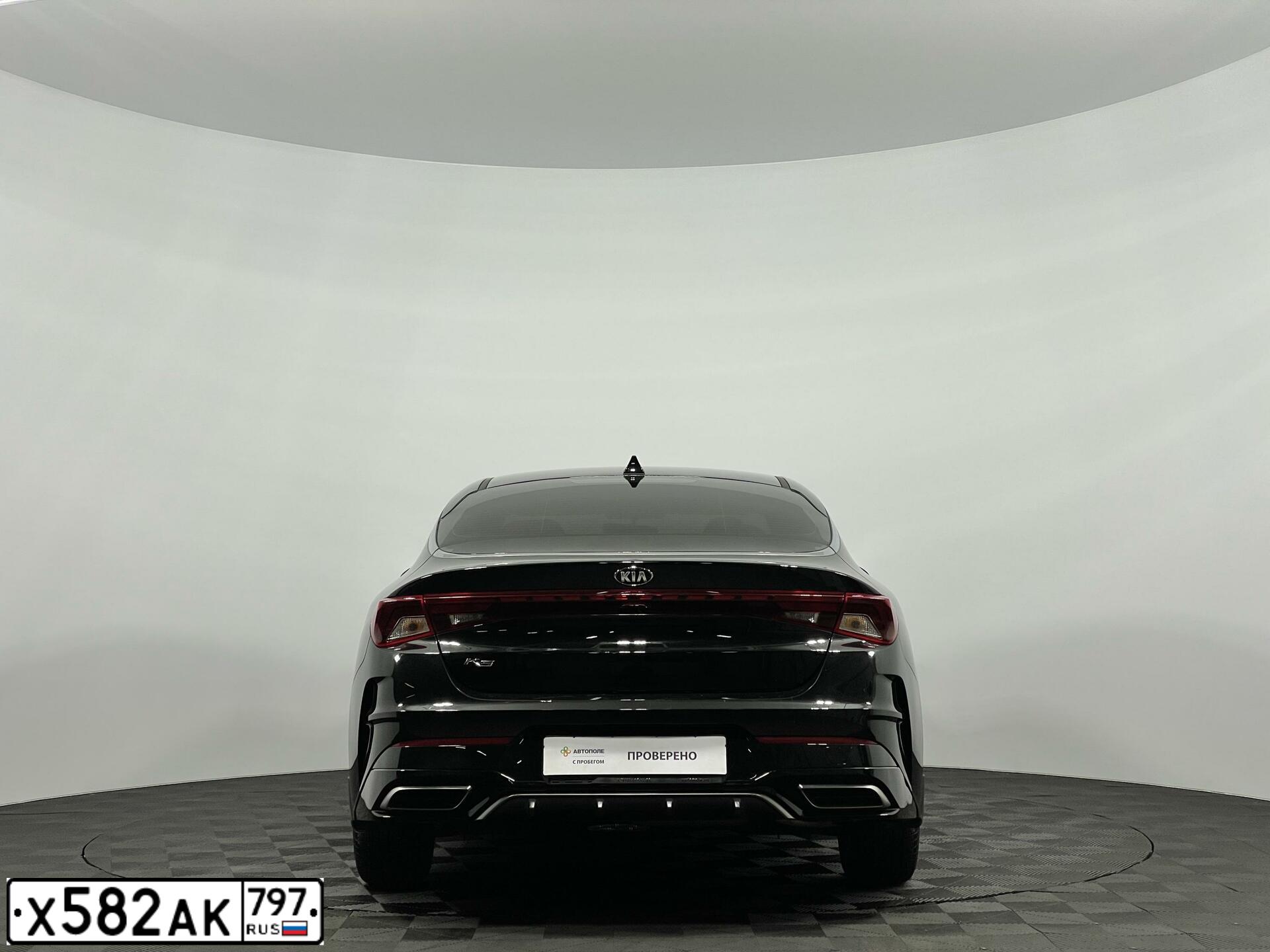 Фото автомобиля KIA K5, 2020 — госномер Р157КС198. Цвет: ЧЕРНЫЙ