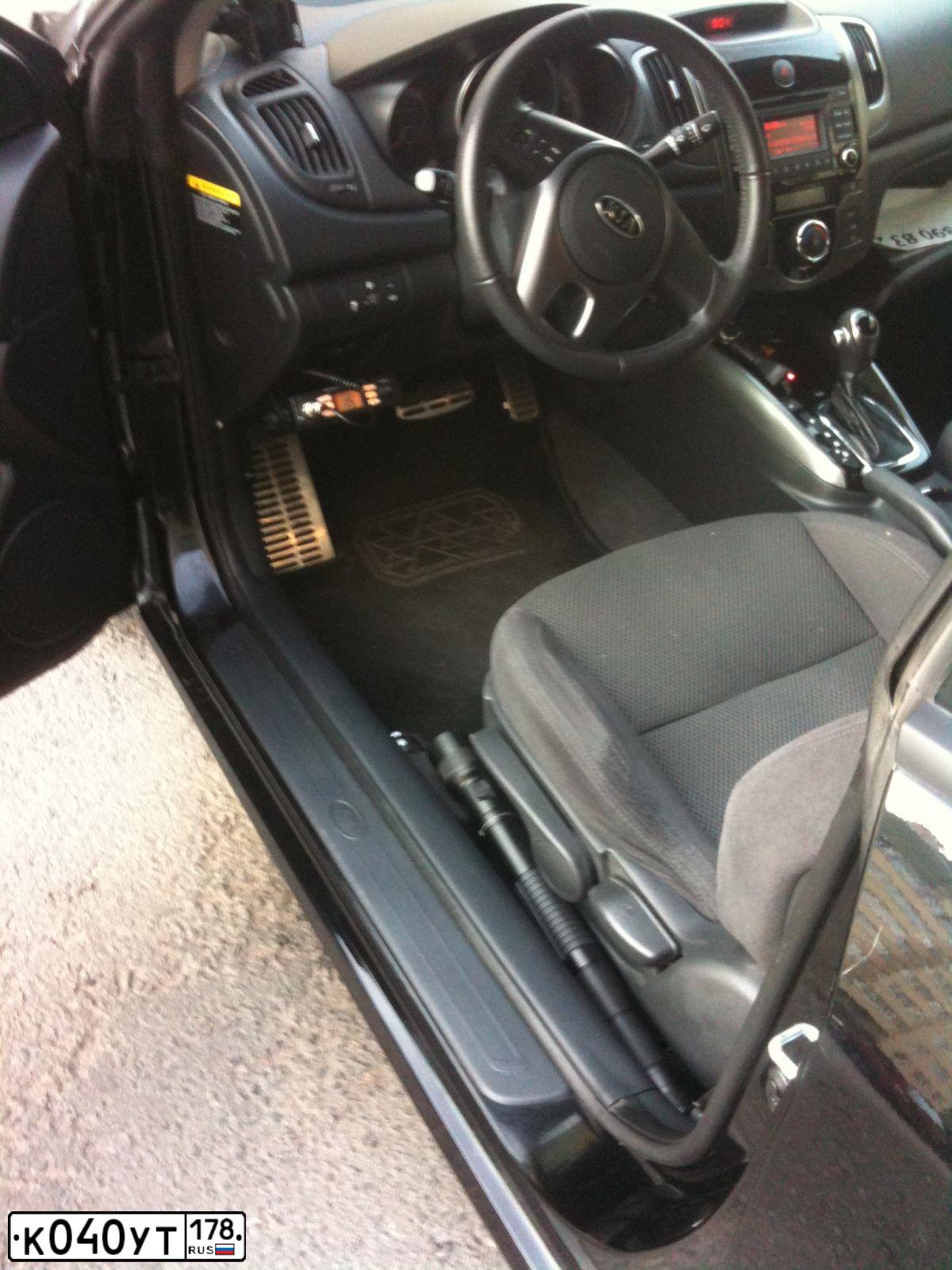 Фото автомобиля LANDROVER RANGE ROVER EVOQUE, 2014 — госномер К040УТ178. Цвет: ЯРКО-БЕЛЫЙ