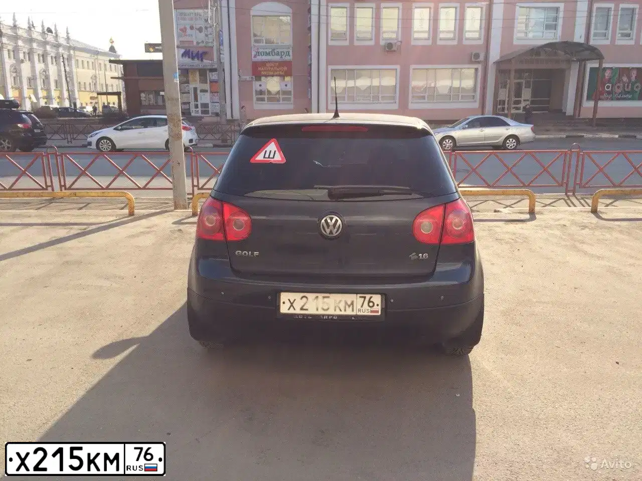 Фото автомобиля VOLKSWAGEN GOLF, 2006 — госномер Х215КН76. Цвет: Серо-Синий