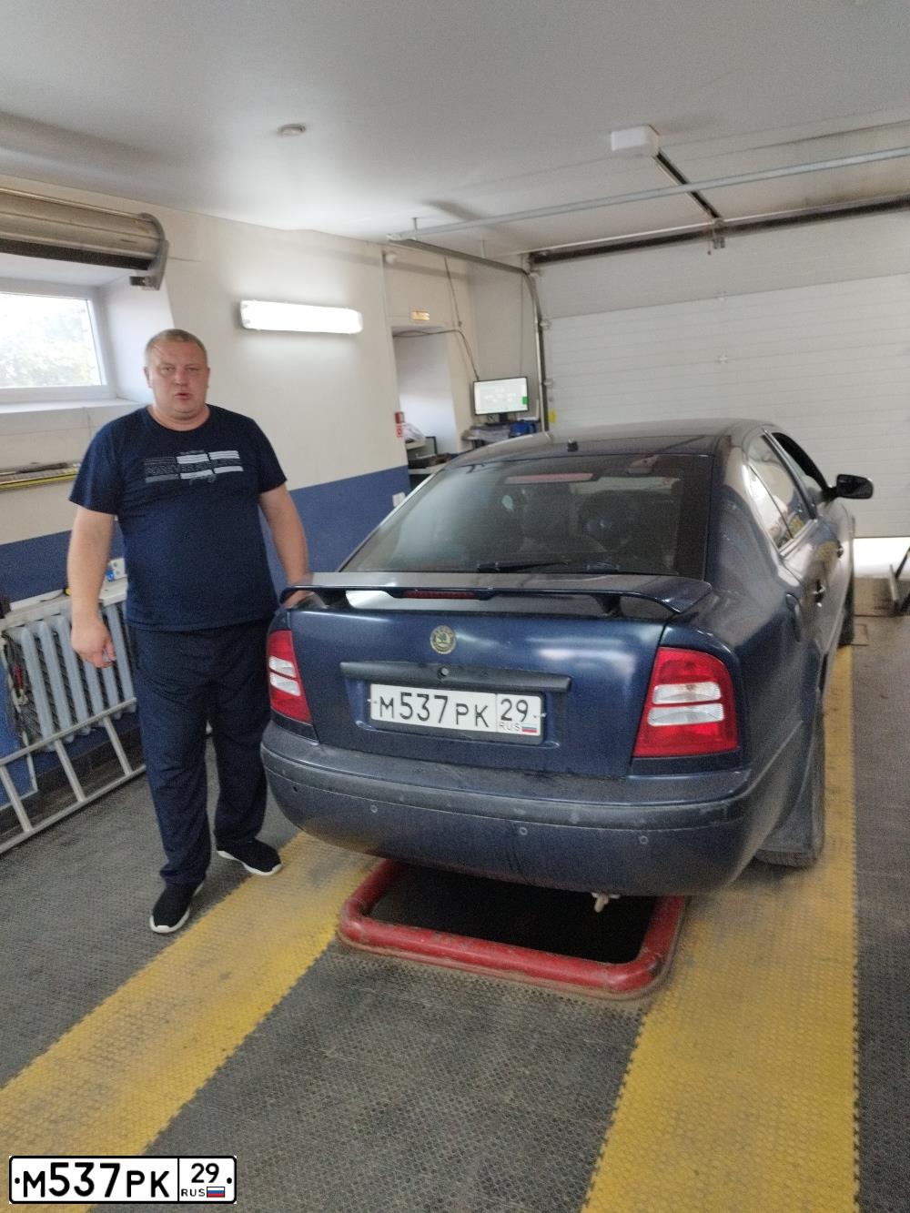 Фото автомобиля SKODA OCTAVIA, 2001 — госномер М537РК29. Цвет: синий