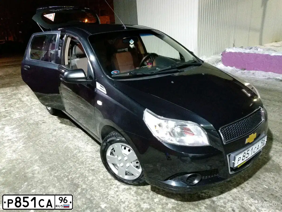 Фото автомобиля CHEVROLET AVEO, 2010 — госномер Р851СА96. Цвет: ЧЕРНЫЙ