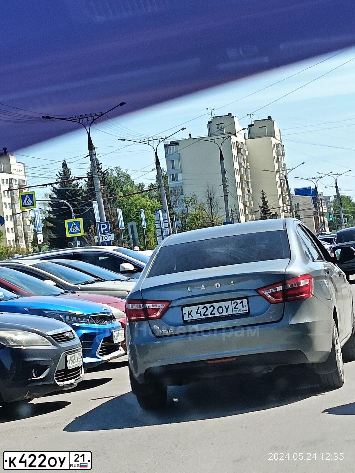 Фото автомобиля LADA VESTA, 2020 — госномер К422ОУ21. Цвет: СЕРЫЙ