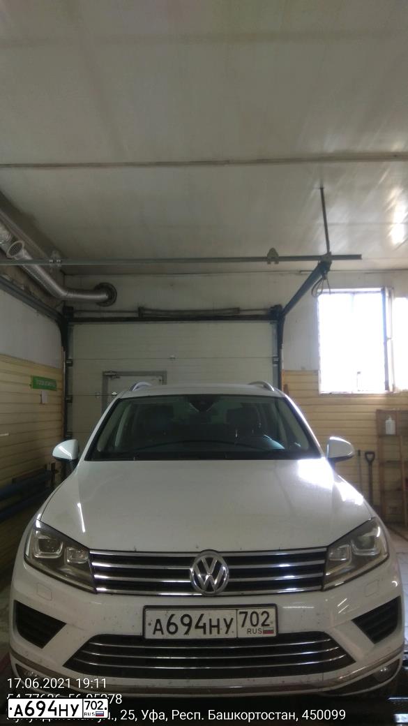 Фото автомобиля VOLKSWAGEN TOUAREG, 2017 — госномер А694НУ702. Цвет: Белый