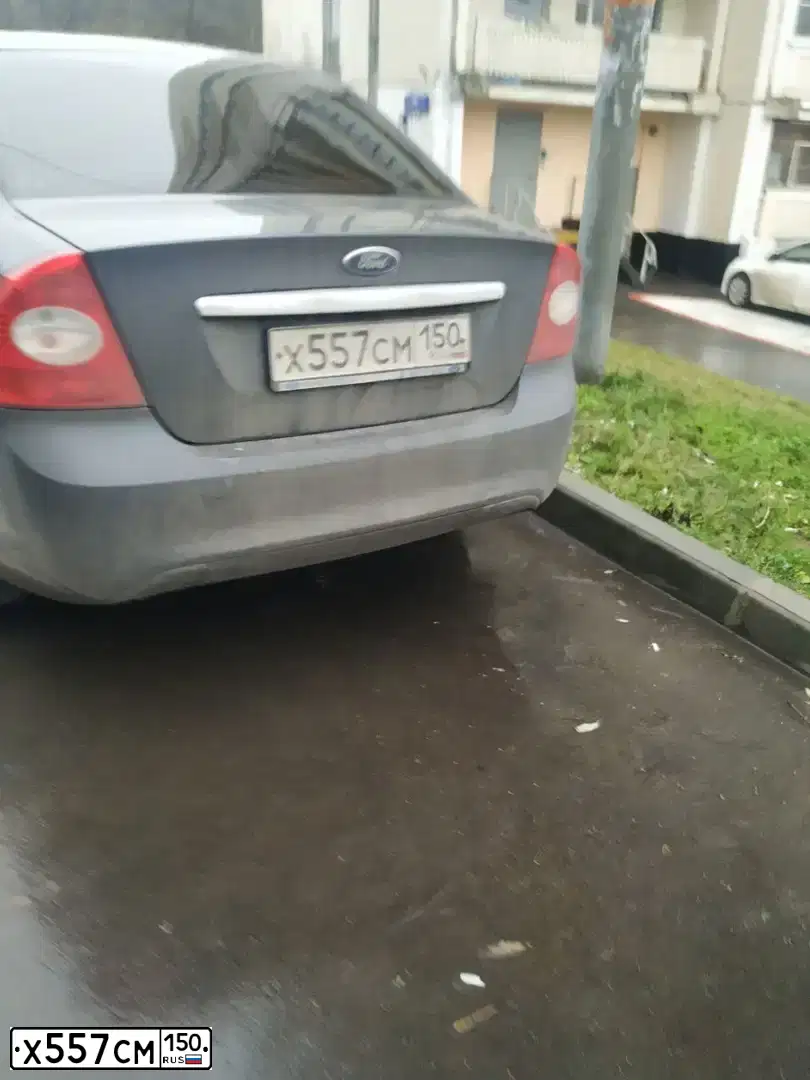 Фото автомобиля FORD FOCUS, 2008 — госномер Х557СМ150. Цвет: ТЕМНО-СЕРЫЙ