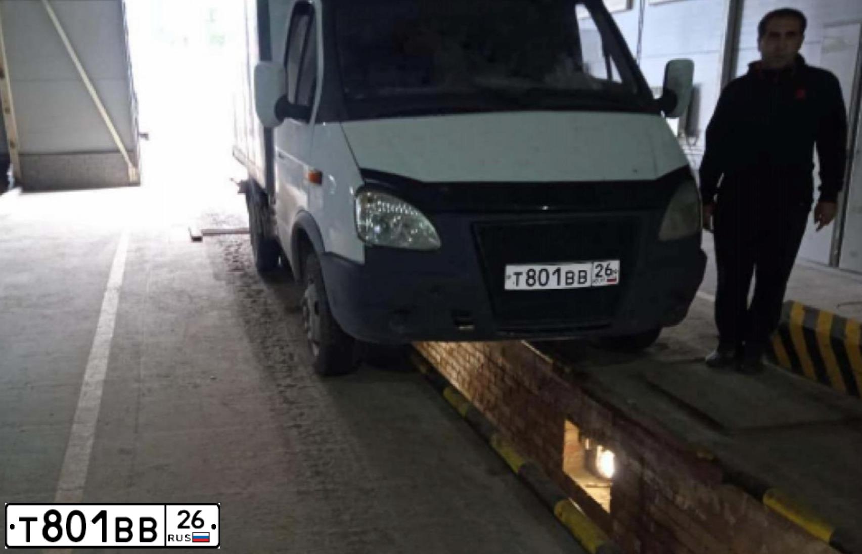 Фото автомобиля GAZ 3302 EL, 2004 — госномер Т801ВВ26. Цвет: СНЕЖНО-БЕЛЫЙ