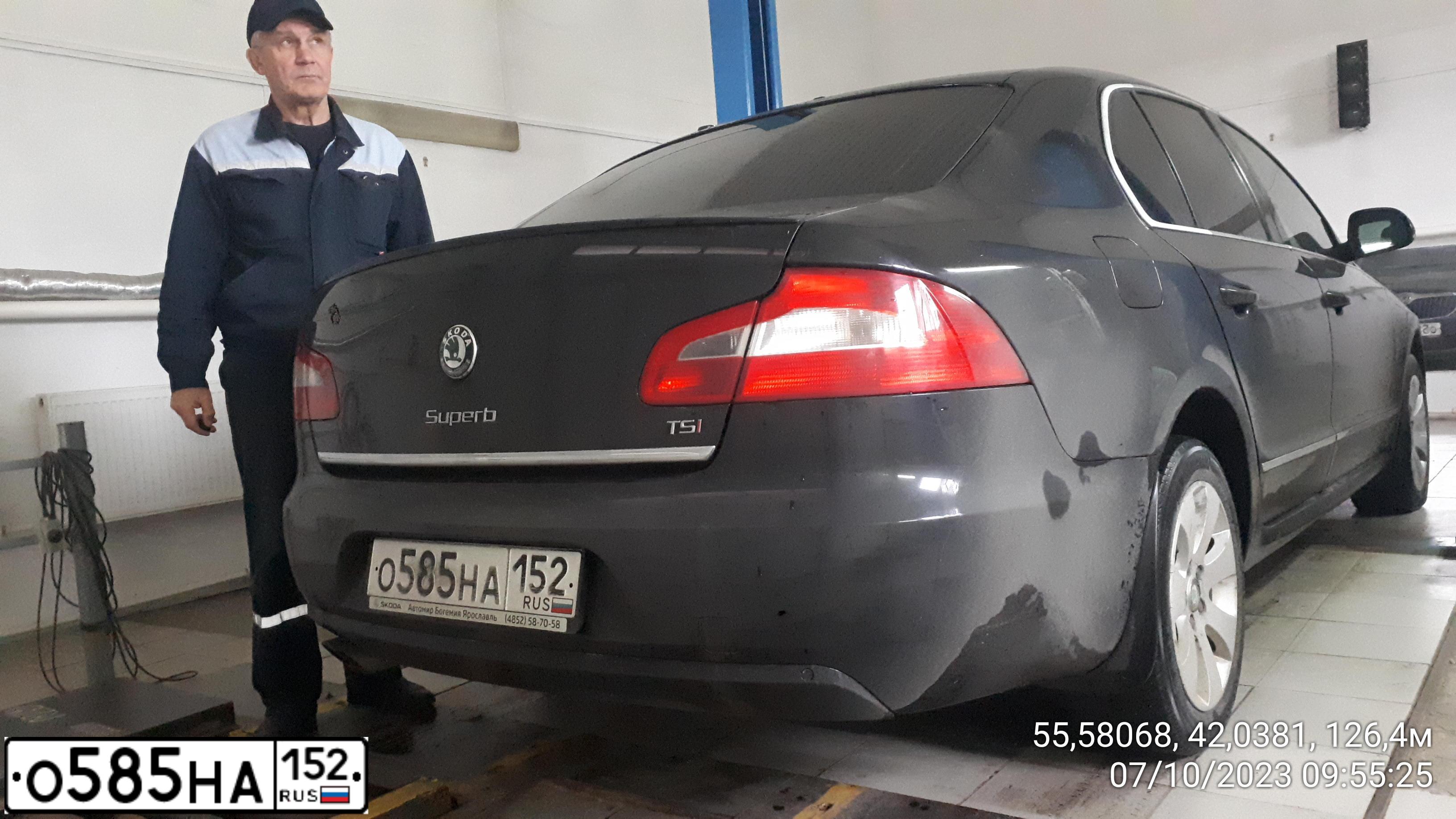 Фото автомобиля SKODA SUPERB, 2012 — госномер О585НА152. Цвет: ЧЕРНЫЙ