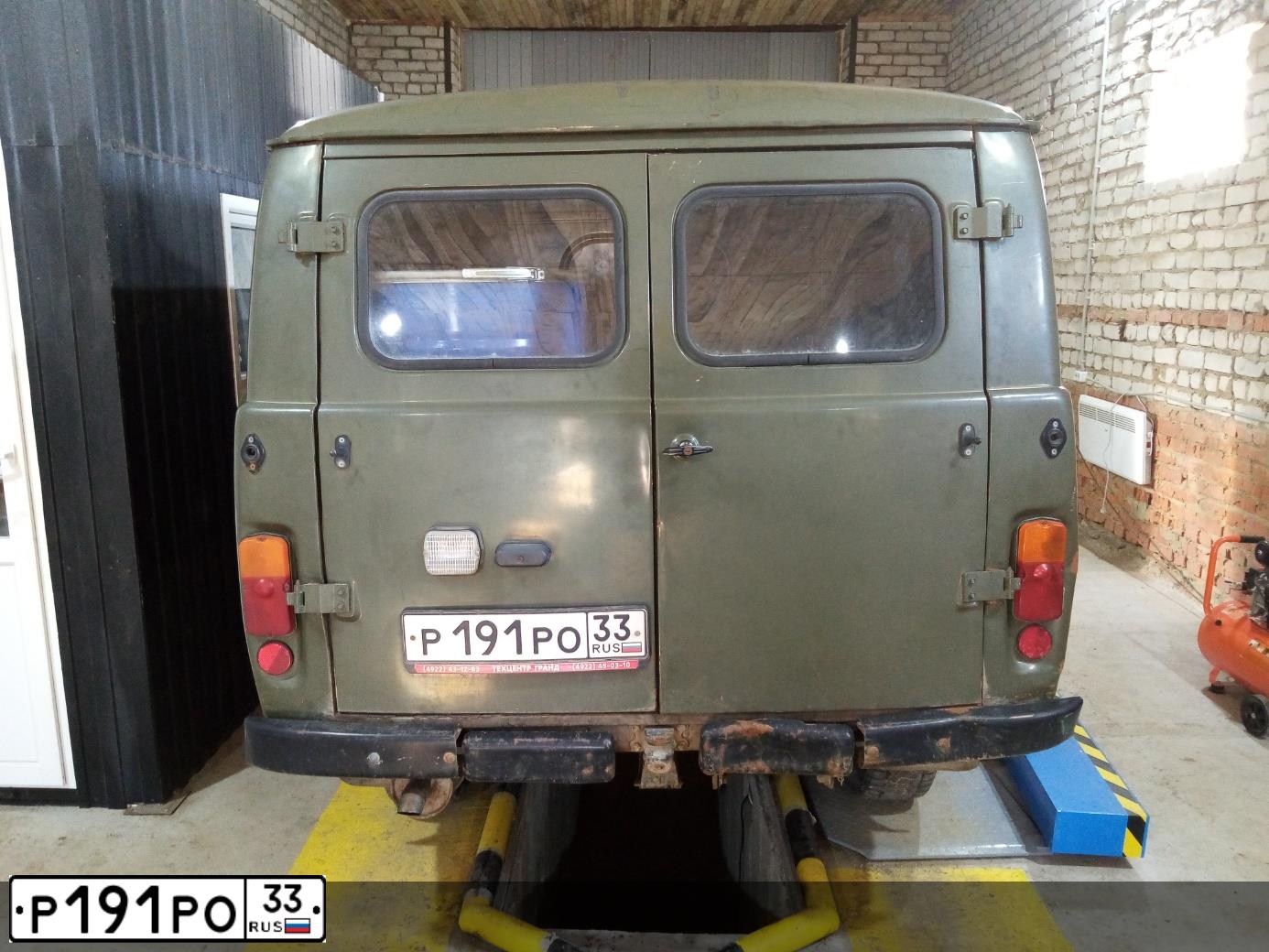 Фото автомобиля UAZ 3741, 2010 — госномер М005МТ33. Цвет: ЗАЩИТНЫЙ