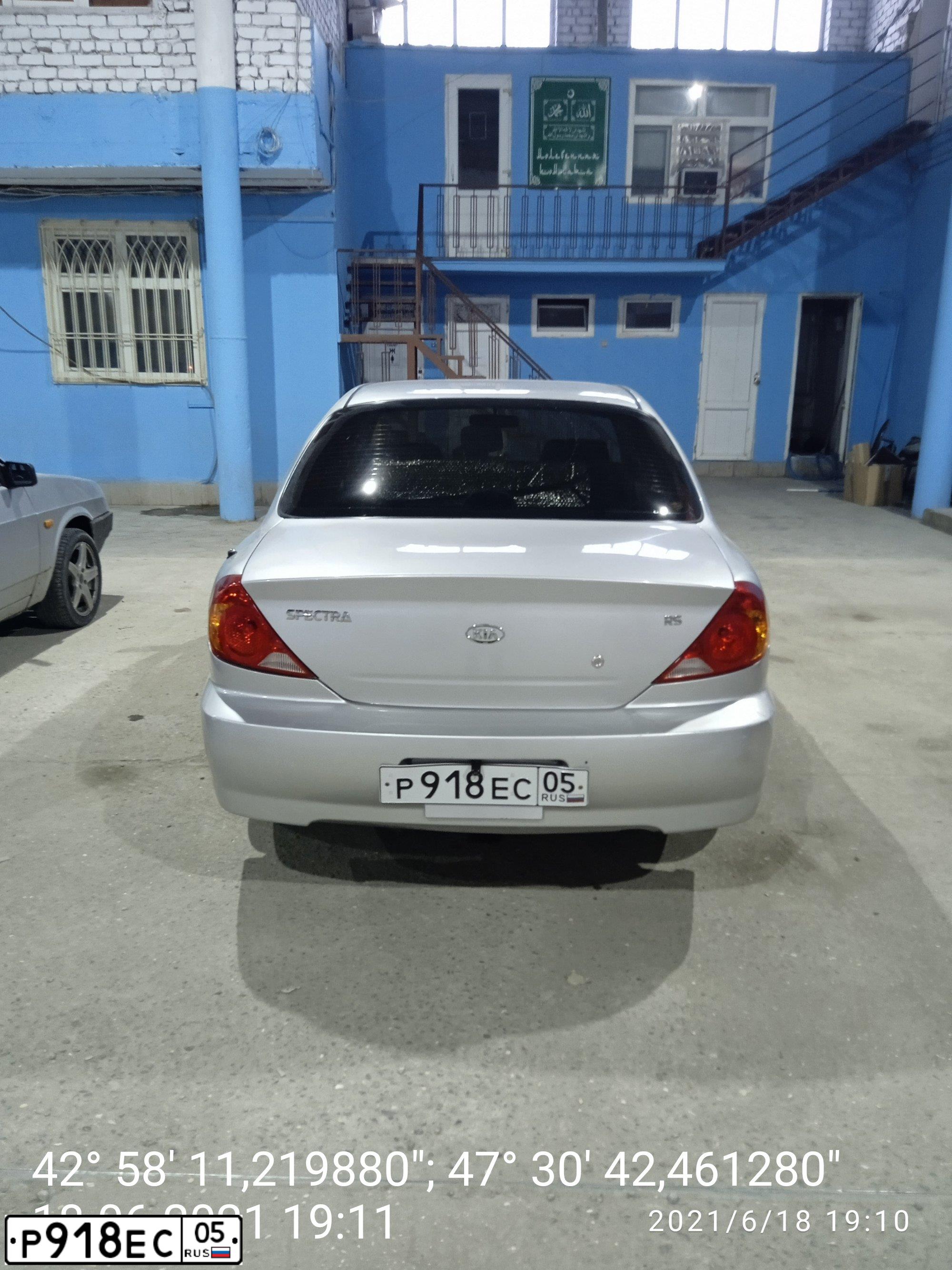 Фото автомобиля KIA SPECTRA, 2006 — госномер Р918ЕС05. Цвет: алмазное серебро (белый)