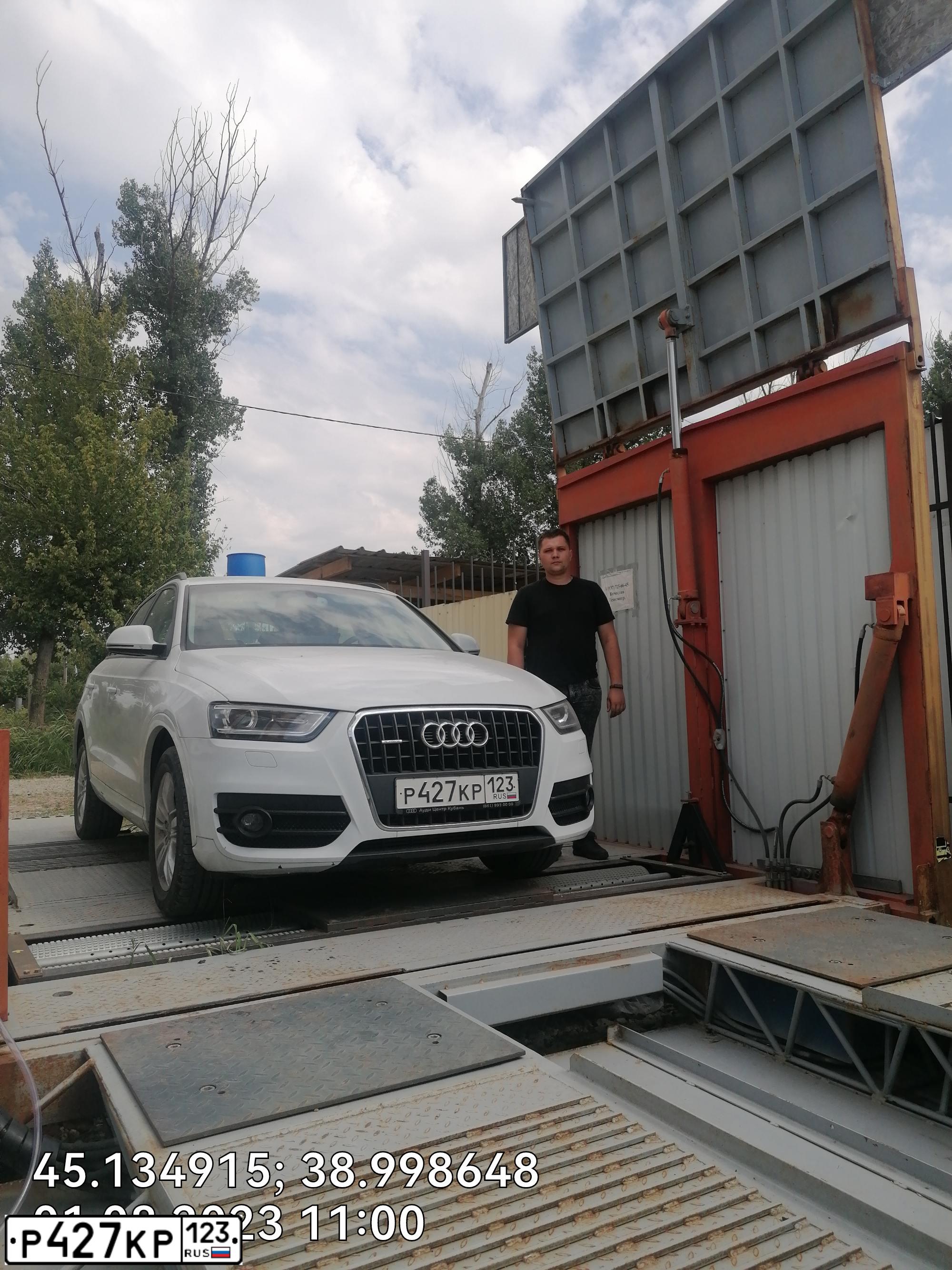 Фото автомобиля AUDI Q3, 2012 — госномер Р427КР123. Цвет: Белый