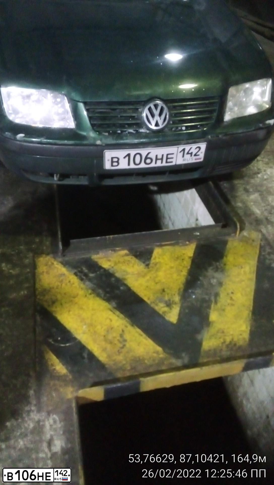 Фото автомобиля VOLKSWAGEN BORA, 2000 — госномер В106НЕ142. Цвет: ЗЕЛЕНЫЙ
