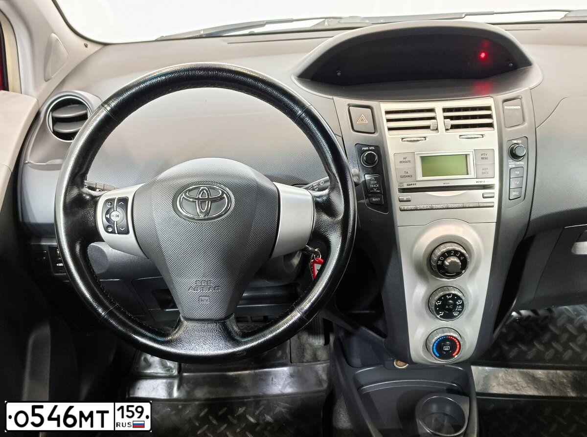 Фото автомобиля TOYOTA YARIS, 2006 — госномер Т225АР59. Цвет: Красный