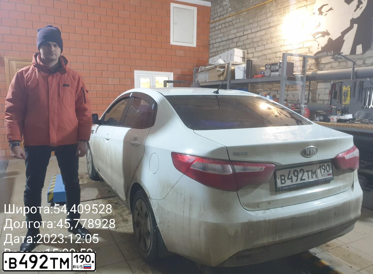 Фото автомобиля KIA RIO, 2012 — госномер В492ТМ190. Цвет: Белый