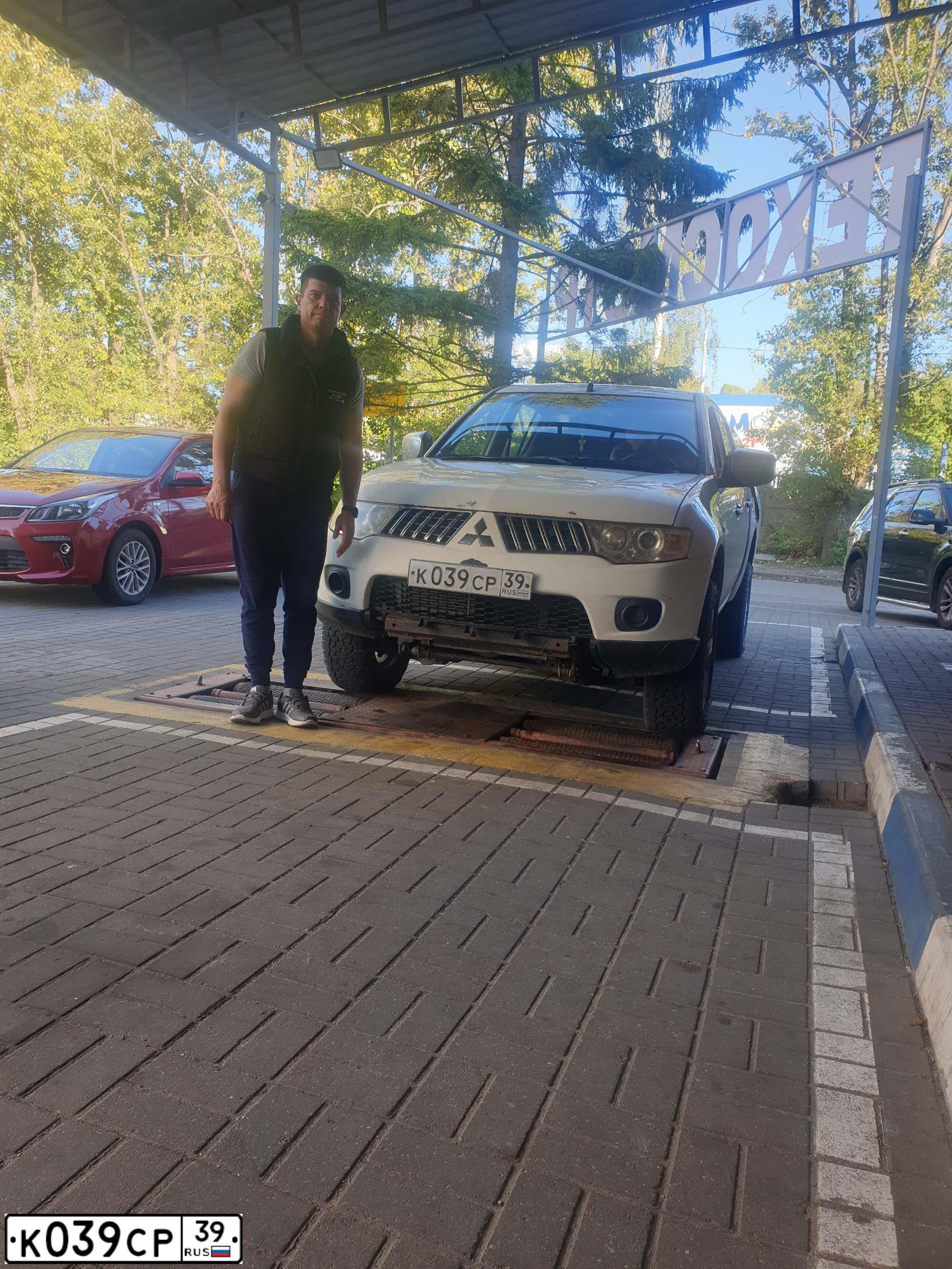 Фото автомобиля MITSUBISHI L200, 2012 — госномер Т149АУ39. Цвет: Белый