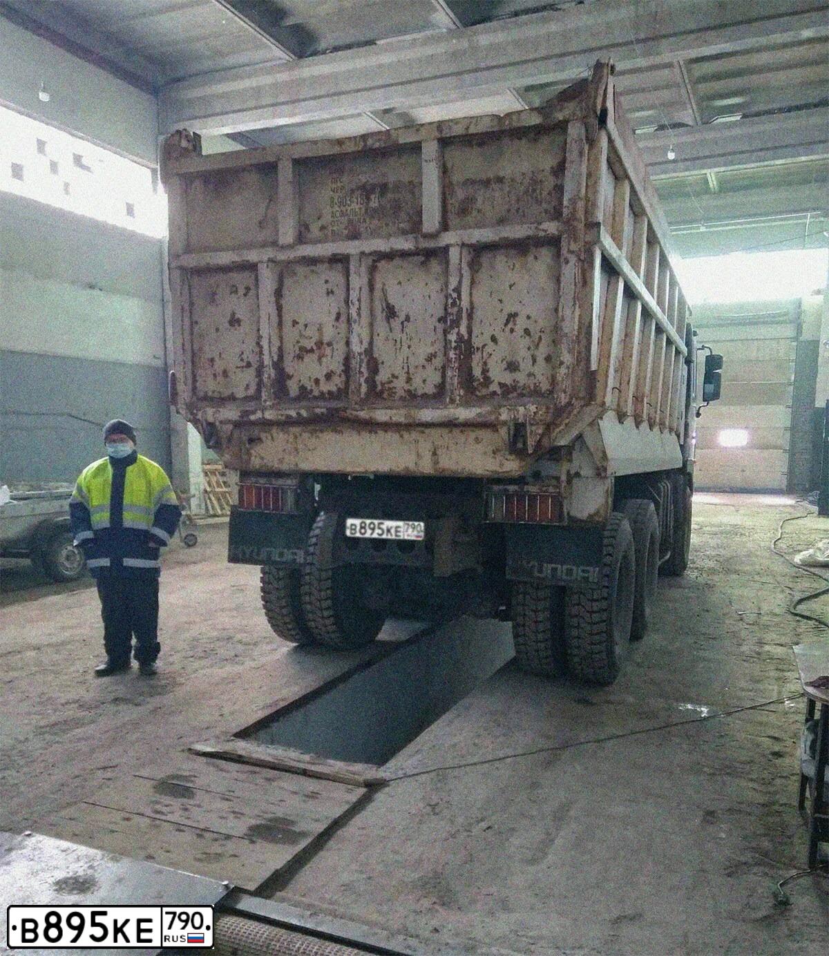 Фото автомобиля HYUNDAI HD DUMP TRUCK, 2007 — госномер А085ОА199. Цвет: Белый
