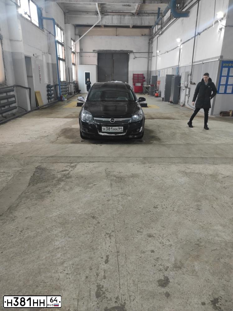 Фото автомобиля OPEL ASTRA, 2008 — госномер О400СХ64. Цвет: ЧЕРНЫЙ