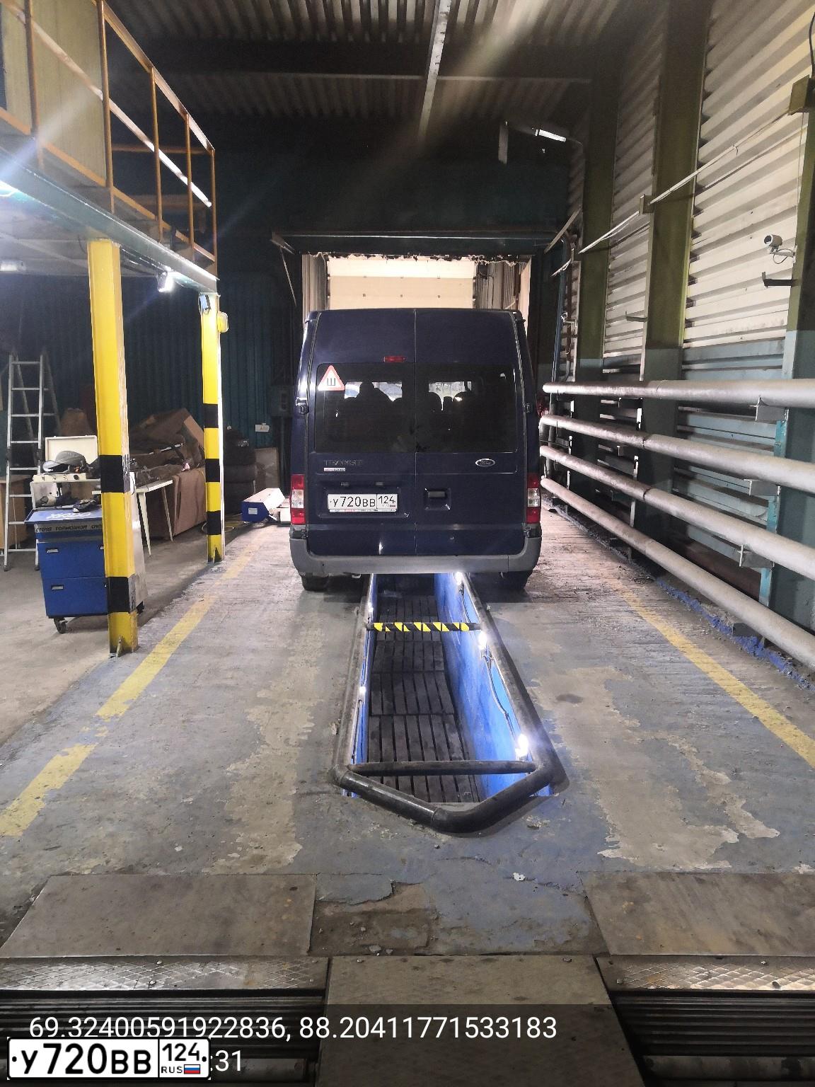 Фото автомобиля FORD TRANSIT, 2010 — госномер Е782ТО124. Цвет: ТЕМНО-СИНИЙ