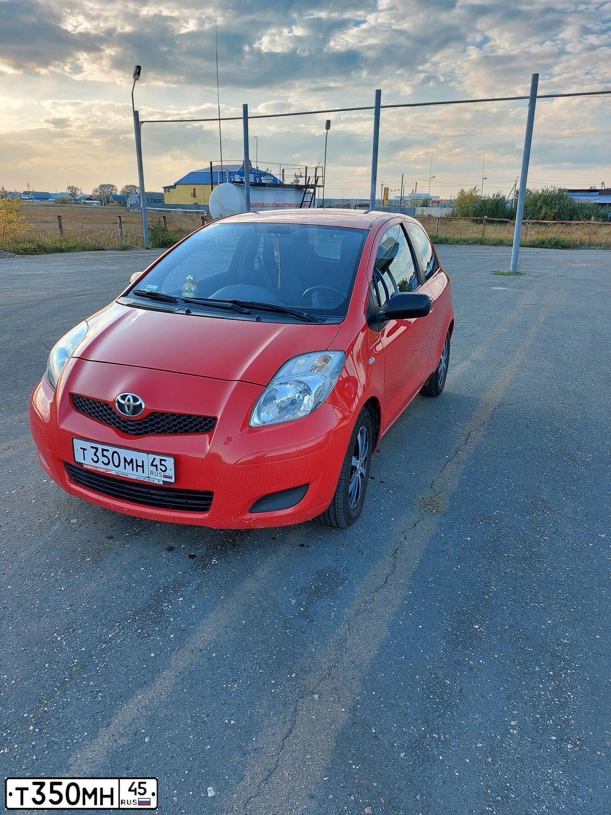 Фото автомобиля TOYOTA YARIS, 2010 — госномер Т350МН45. Цвет: КРАСНЫЙ