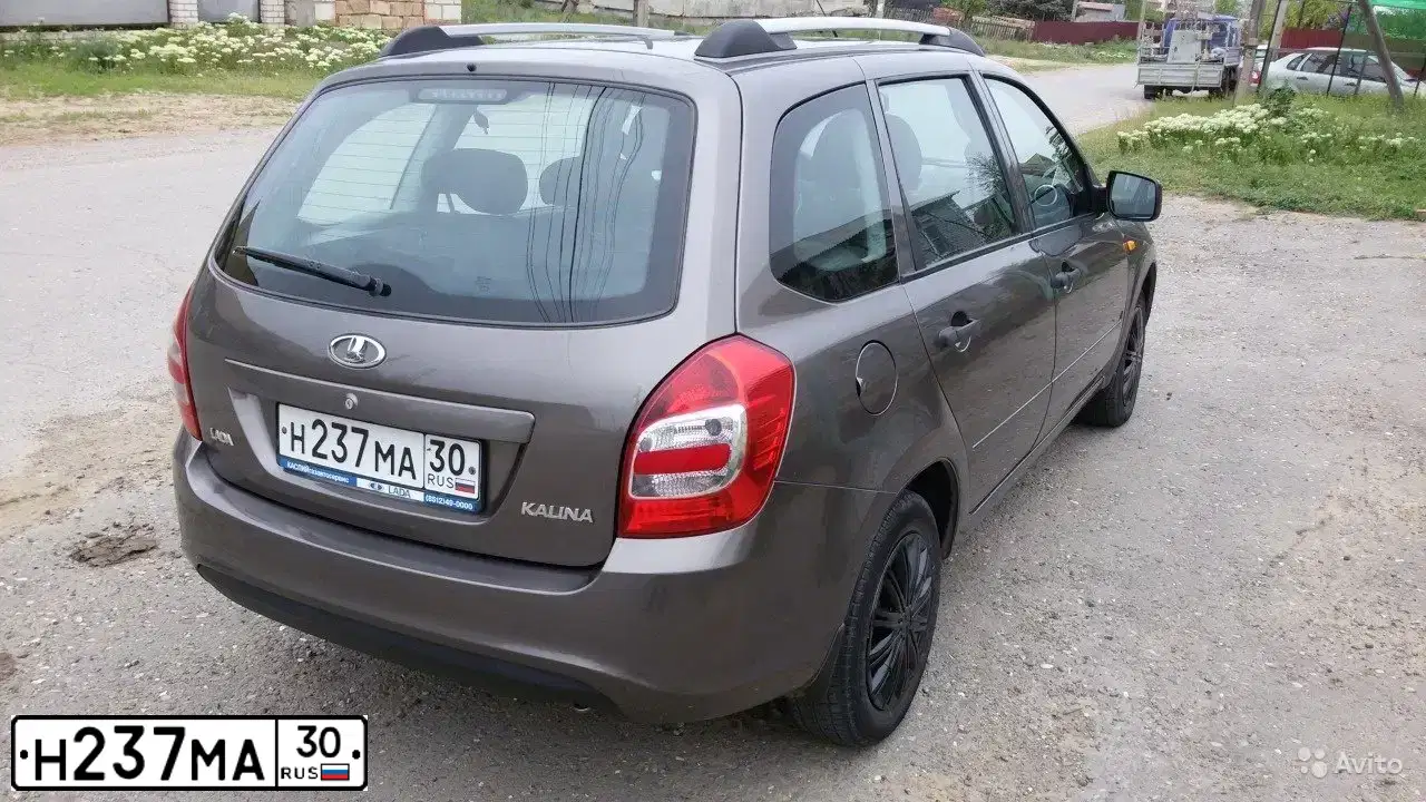 Фото автомобиля LADA 2194 KALINA, 2014 — госномер Н237МА30. Цвет: Золотисто-коричневый
