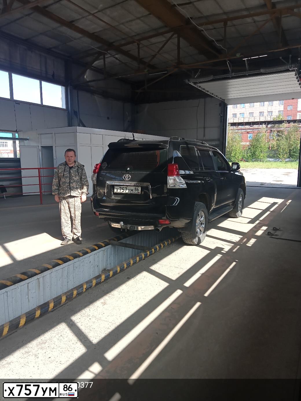Фото автомобиля TOYOTA LANDCRUISER, 2009 — госномер Х757УМ86. Цвет: ЧЕРНЫЙ