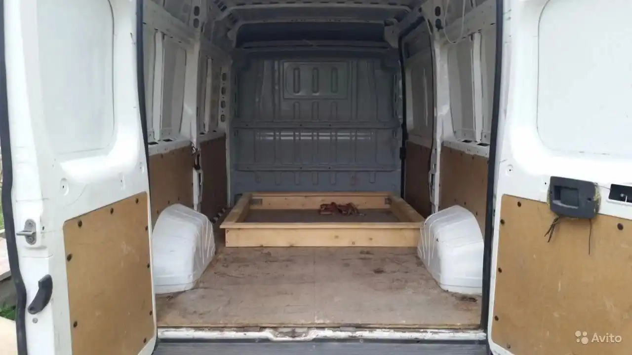 Фото автомобиля PEUGEOT BOXER, 2010 — госномер Е269ХТ790. Цвет: Белый