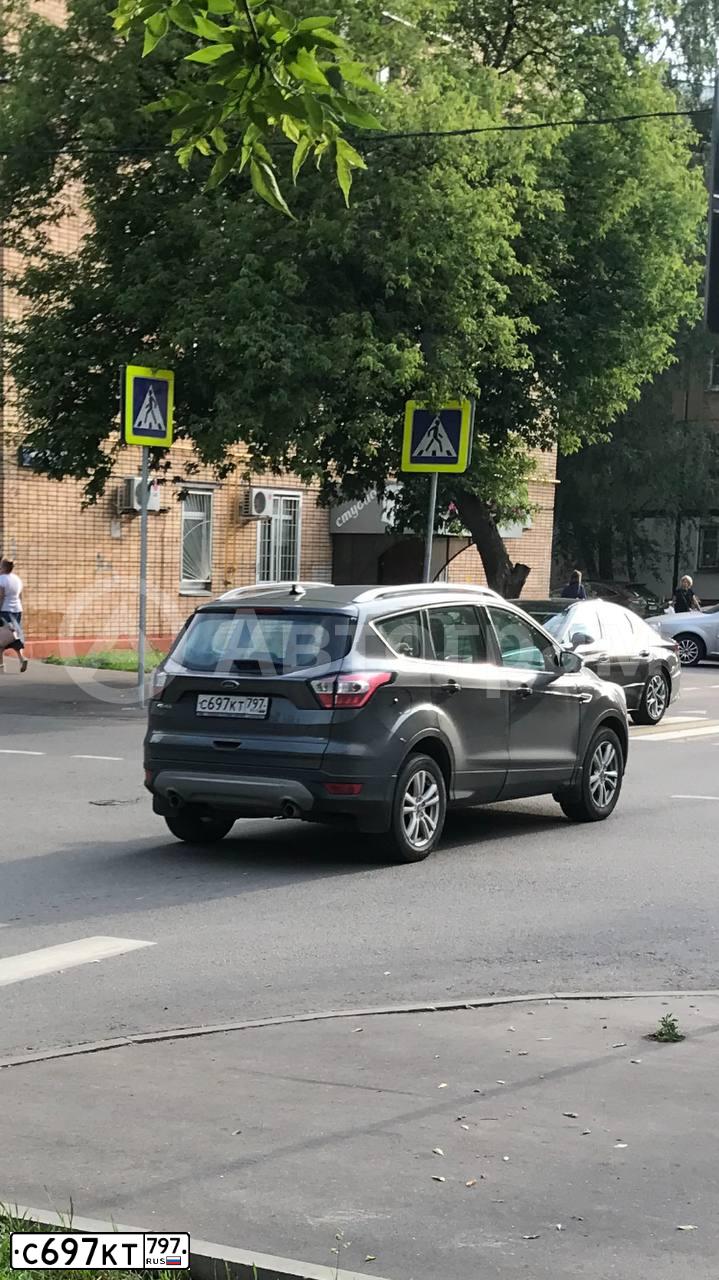 Фото автомобиля FORD KUGA, 2017 — госномер Е275АУ799. Цвет: Серый