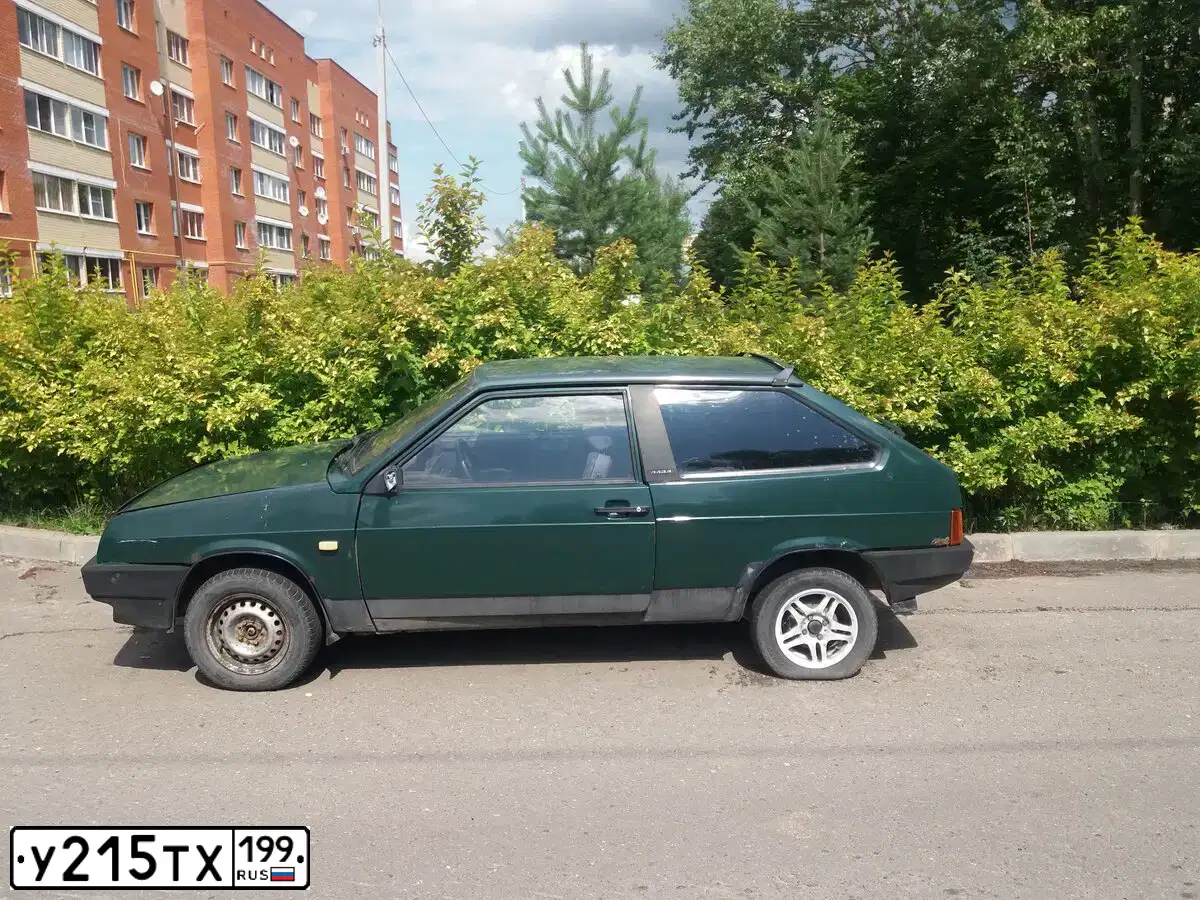 Фото автомобиля LADA 2108 SAMARA, 1999 — госномер У215ТХ199. Цвет: ЗЕЛЕНЫЙ