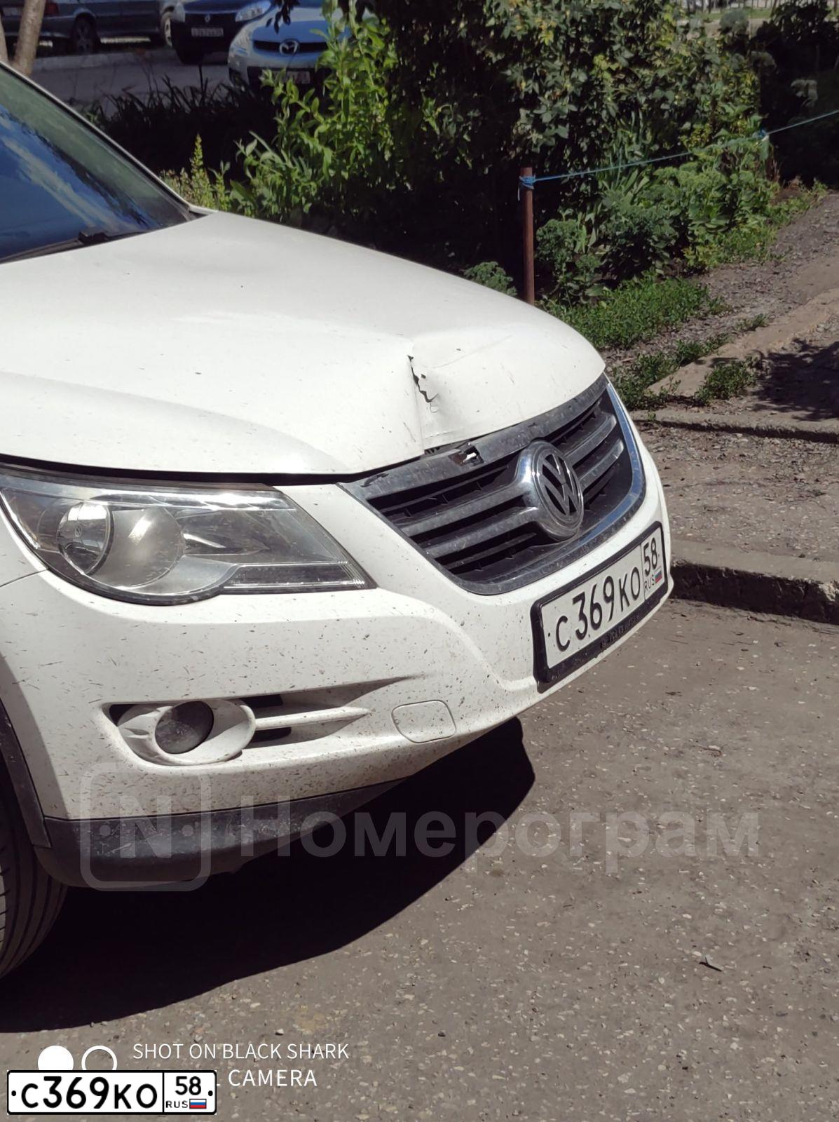 Фото автомобиля VOLKSWAGEN TIGUAN, 2010 — госномер О999УЕ58. Цвет: Белый