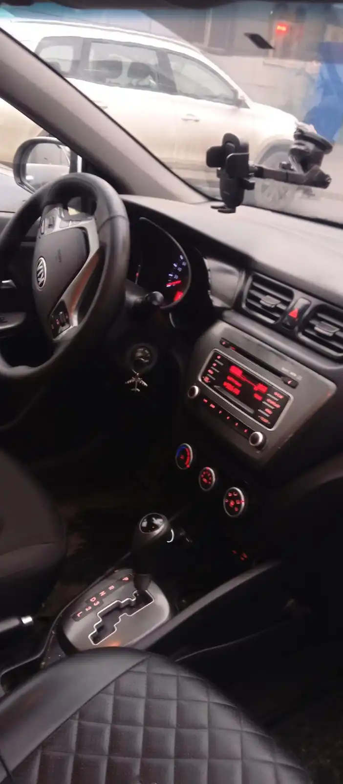 Фото автомобиля KIA RIO, 2017 — госномер Т201АМ40. Цвет: Белый