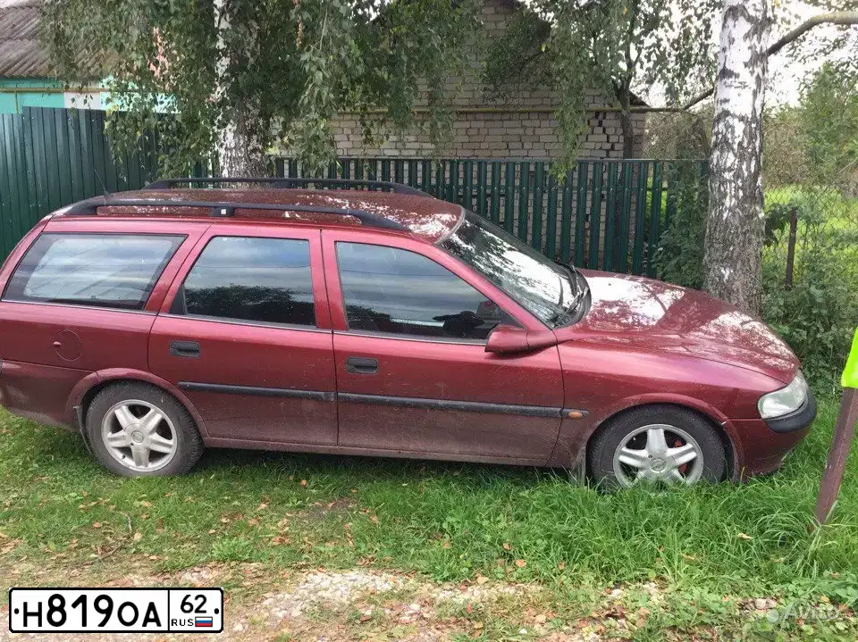 Фото автомобиля OPEL VECTRA, 1997 — госномер Е287АВ977. Цвет: Красный