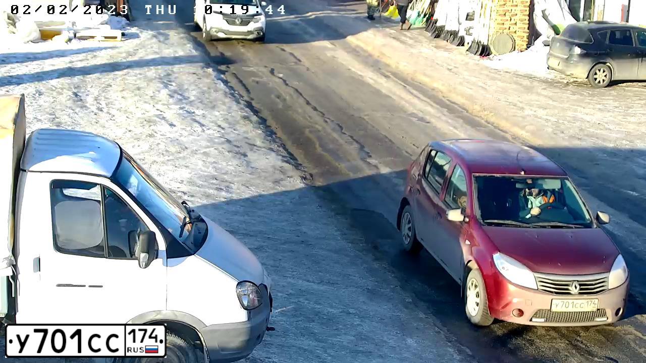 Фото автомобиля RENAULT SANDERO, 2014 — госномер В320ВС774. Цвет: Красный