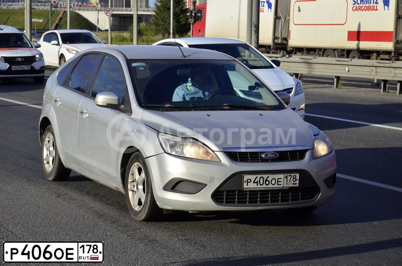 Фото автомобиля FORD FOCUS, 2008 — госномер Р406ОЕ178. Цвет: серебристый