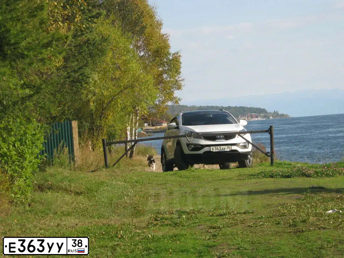 Фото автомобиля KIA SPORTAGE, 2011 — госномер Е363УУ38. Цвет: БЕЛЫЙ