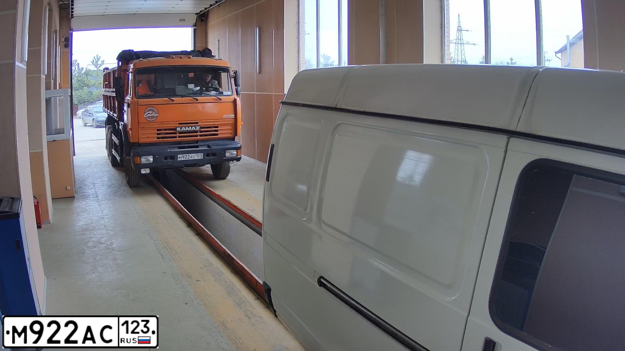 Фото автомобиля KAMAZ 65115 /6X4/, 2008 — госномер М922АС123. Цвет: Оранжевый
