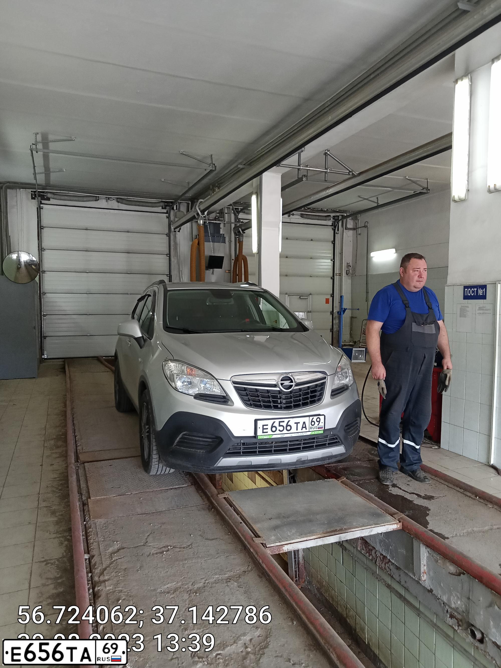 Фото автомобиля OPEL MOKKA, 2012 — госномер Е107МС777. Цвет: Серебристый