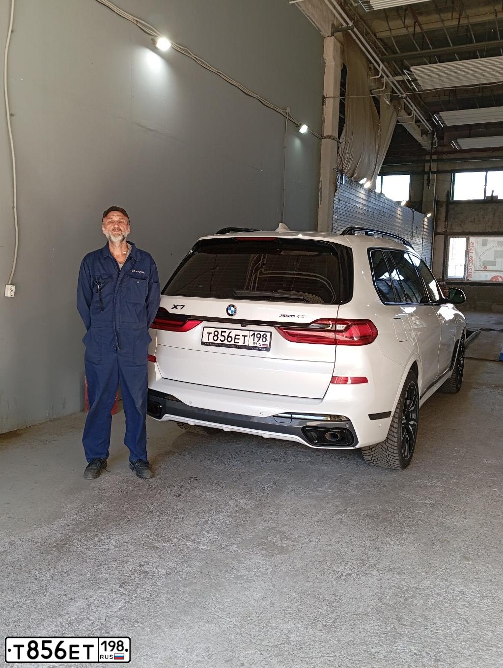 Фото автомобиля BMW X7, 2020 — госномер Т856ЕТ198. Цвет: Белый
