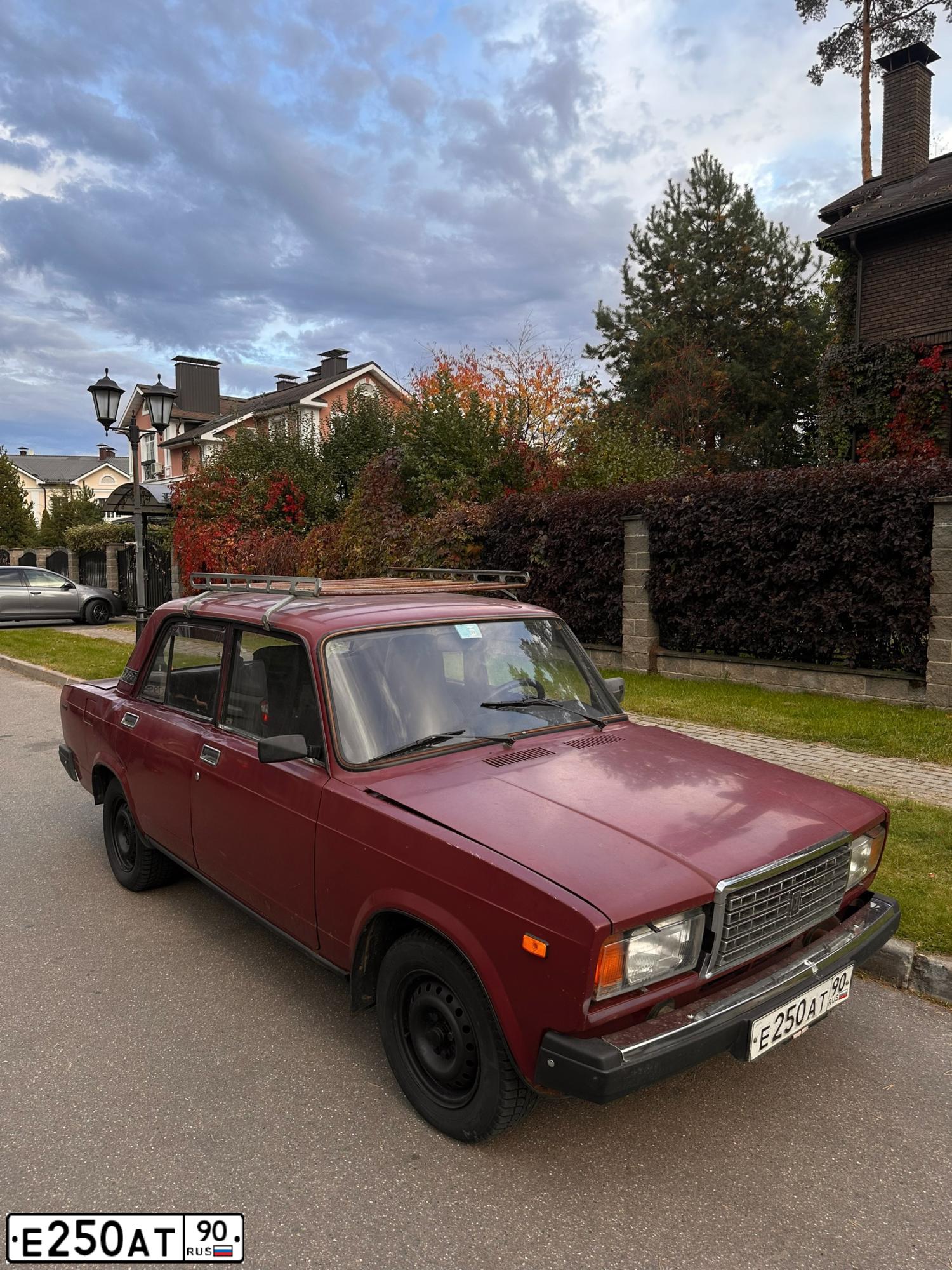 Фото автомобиля LADA 2107, 2001 — госномер Е250АТ90. Цвет: БОРДОВЫЙ ТЕМНЫЙ