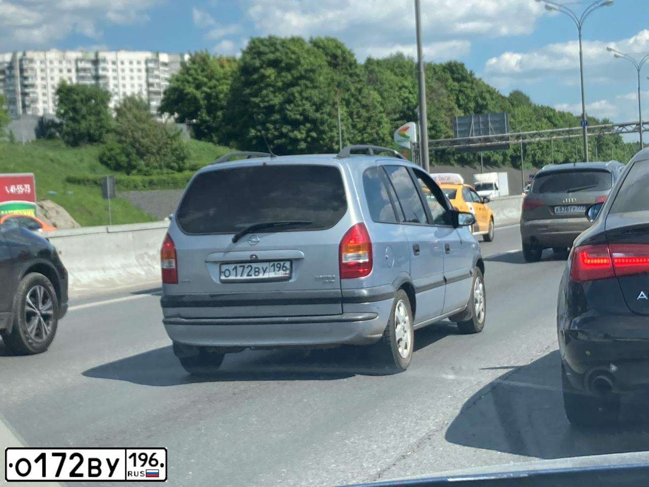Фото автомобиля OPEL ZAFIRA, 1999 — госномер О172ВУ196. Цвет: БЕЛЫЙ (СЕРЕБРИСТЫЙ)
