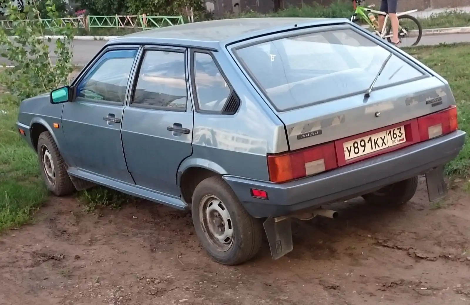 Фото автомобиля LADA 2109 SAMARA, 1990 — госномер Е412АК763. Цвет: СЕРЕБРИСТО-СИНИЙ