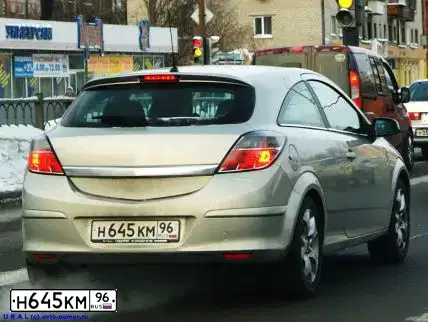 Фото автомобиля OPEL ASTRA, 2007 — госномер Н645КМ96. Цвет: БЕЖЕВО-СЕРЫЙ
