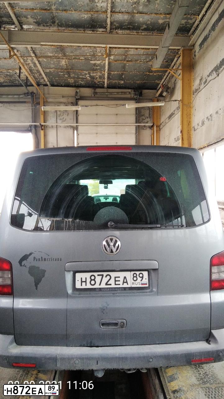 Фото автомобиля VOLKSWAGEN MULTIVAN, 2008 — госномер Н872ЕА89. Цвет: СЕРЫЙ