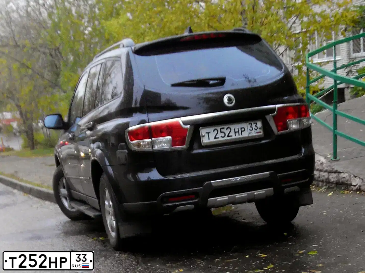 Фото автомобиля SSANGYONG KYRON, 2013 — госномер Т252НР33. Цвет: ЧЕРНЫЙ