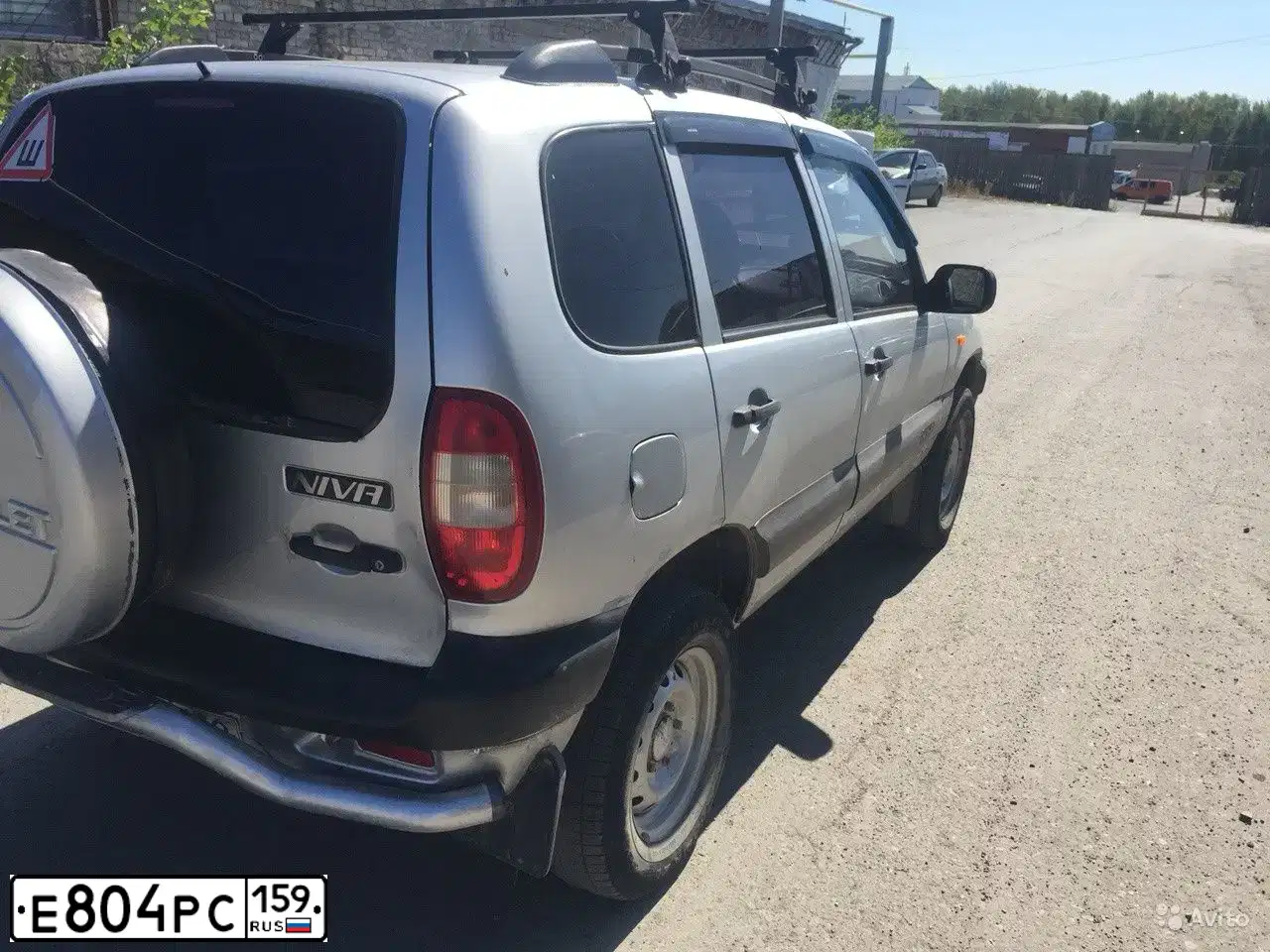 Фото автомобиля CHEVROLET NIVA, 2004 — госномер Е804РС159. Цвет: СВЕТЛО-СЕРЕБРИСТЫЙ МЕТАЛЛ
