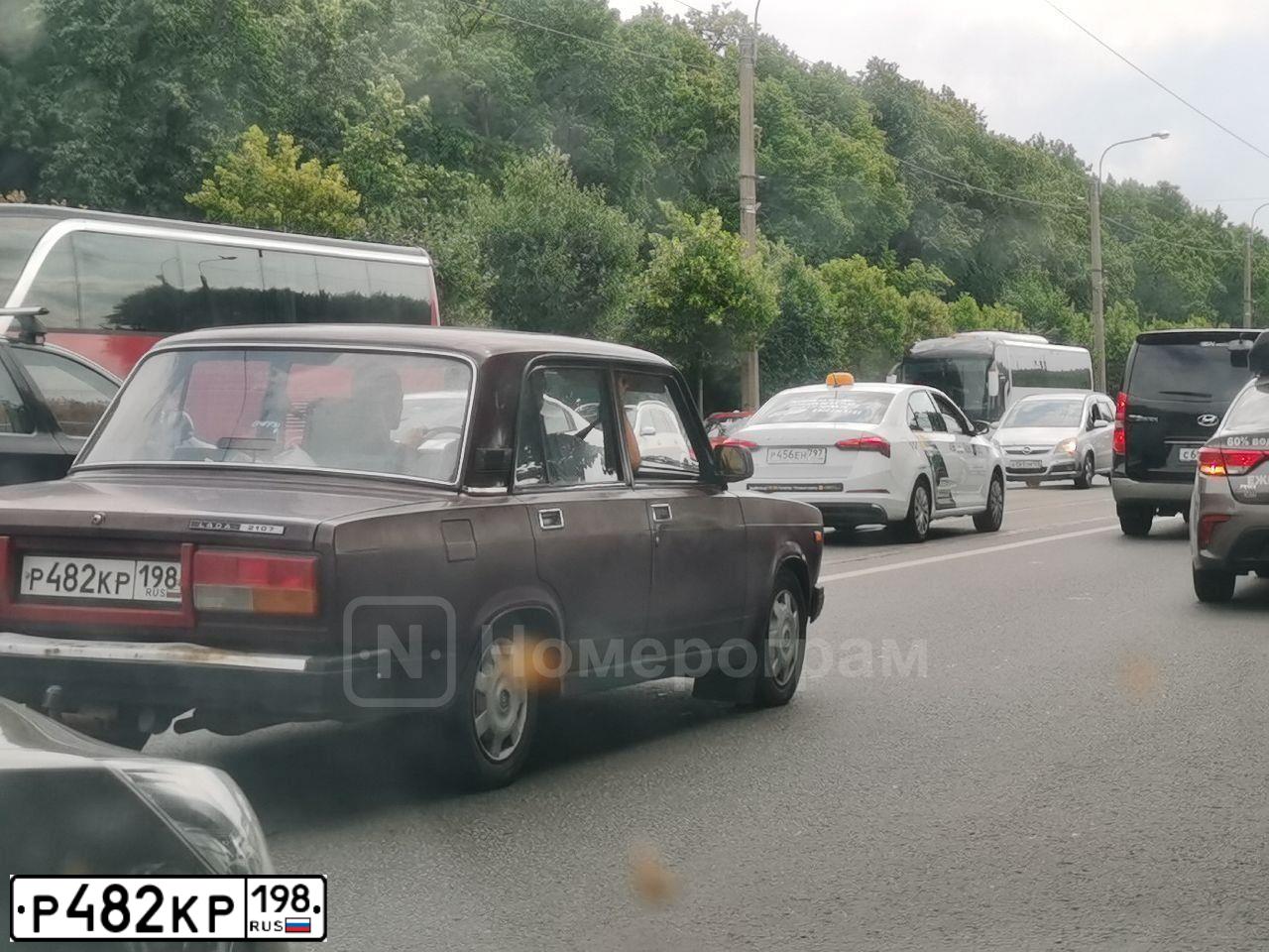 Фото автомобиля LADA 2107, 2006 — госномер Р482КР198. Цвет: ТЕМНО-ВИШНЕВЫЙ