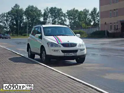 Фото автомобиля SSANGYONG KYRON, 2012 — госномер О090ХР190. Цвет: Белый