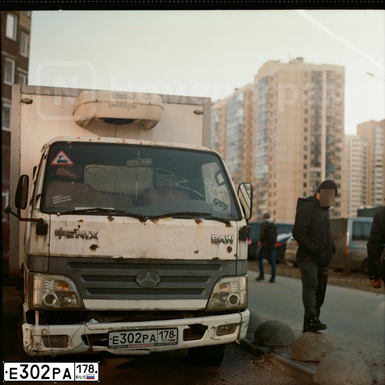Фото автомобиля BAW FENIX 1044, 2007 — госномер Е302РА178. Цвет: БЕЛЫЙ