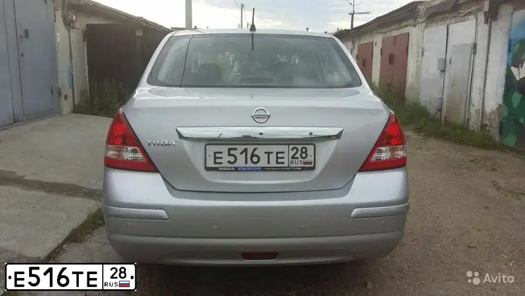 Фото автомобиля NISSAN TIIDA, 2013 — госномер Р777АВ76. Цвет: Серебристый